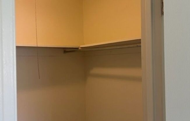 2 beds, 1 bath, 931 sqft, $1,575, Unit 00 - E- 2