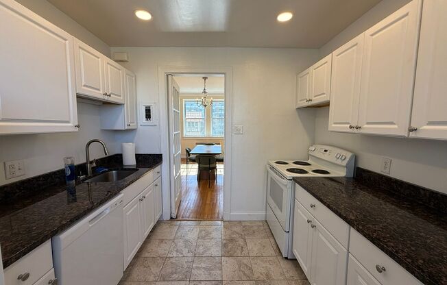 2 beds, 2 baths, 1,303 sqft, $3,000, Unit New King Edward  607