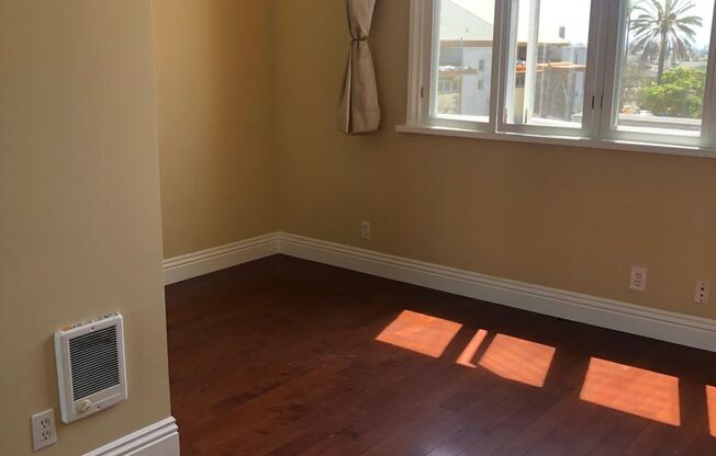 Studio, 1 bath, 438 sqft, $1,575, Unit 2D