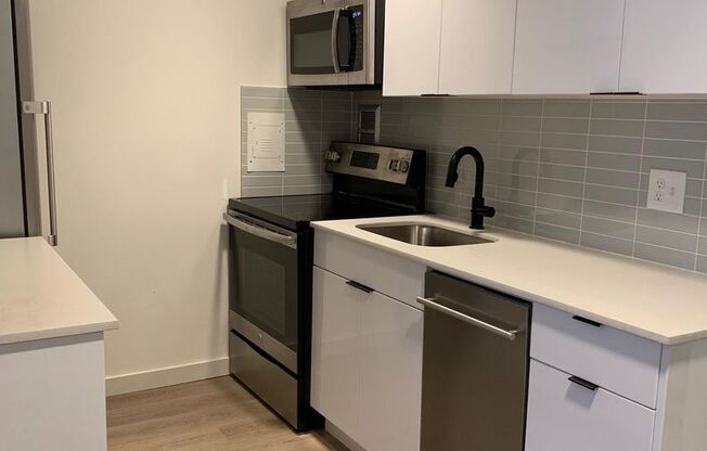 Studio, 1 bath, 375 sqft, $1,400, Unit 305