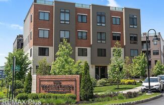 606 Lakeview Court