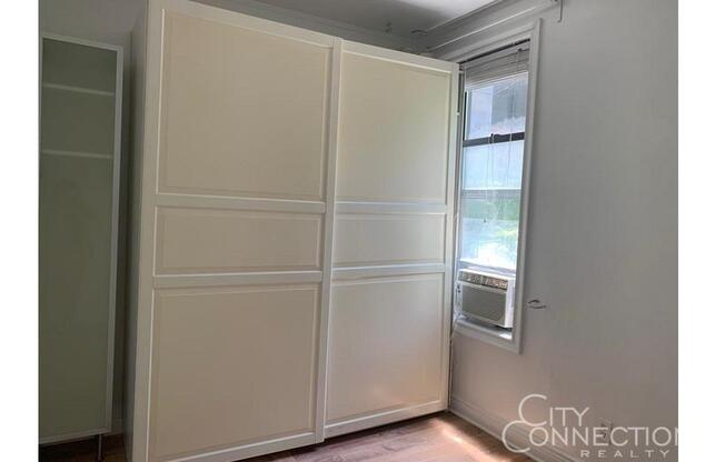 246 E 51 ST