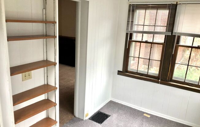 1 bed, 1 bath, $900, Unit B