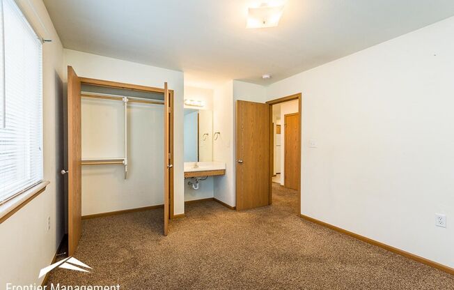 4 beds, 2 baths, $1,600, Unit A