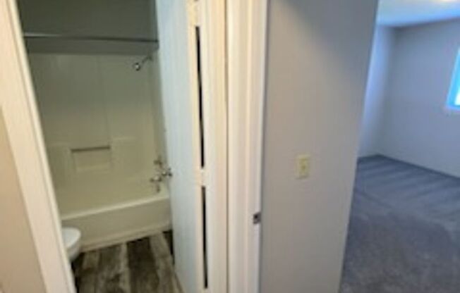 2 beds, 2 baths, 856 sqft, $869, Unit 2827-1817