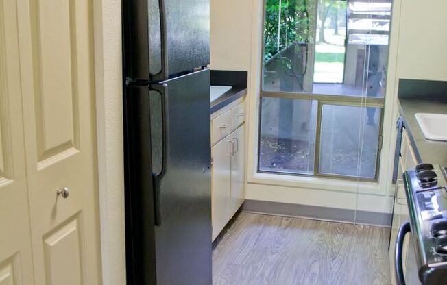 2 beds, 1 bath, 840 sqft, $1,597, Unit 1915