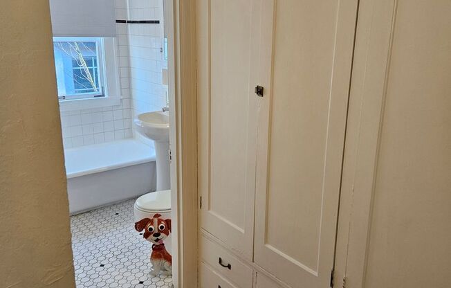 Studio, 1 bath, 337 sqft, $1,179, Unit 23