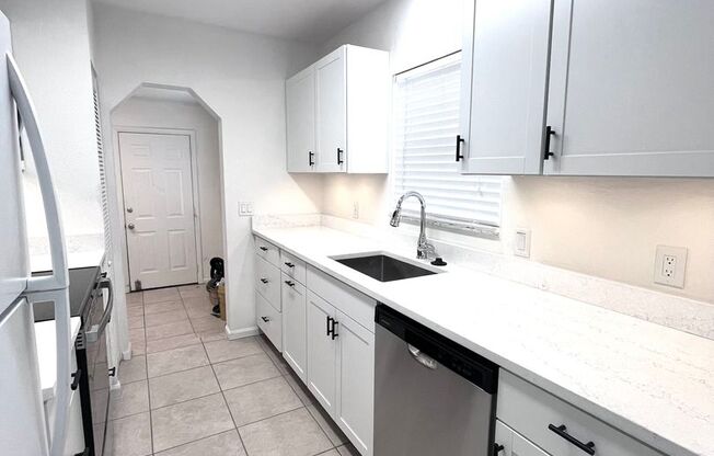 2 beds, 1 bath, $1,595