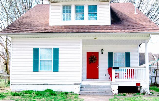 **Spacious 3 bed 2 bath w/ Fenced In Back Yard**