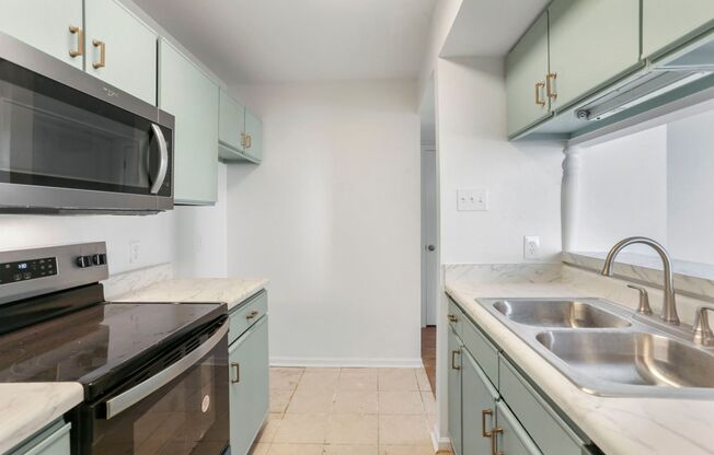 1 bed, 1 bath, $1,100, Unit Unit B33