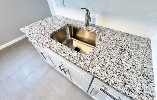 2 beds, 1 bath, $1,515, Unit 451 Frizzell Avenue Unit D R