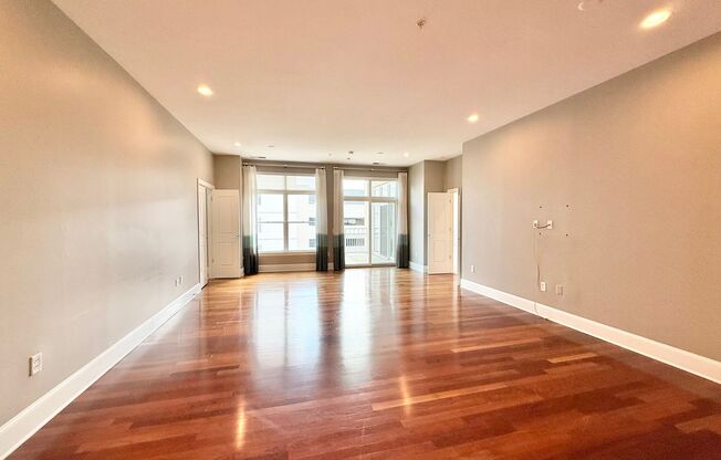 Luxurious Downtown Raleigh Condo with High Ceilings, Tons of Natural Light, and Within Walking Distance to Shopping, Dining, and Entertainment Options