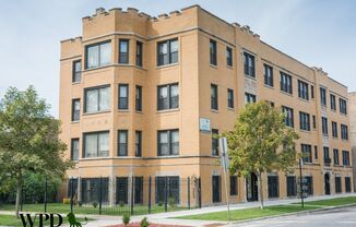 1307 W 82 ST