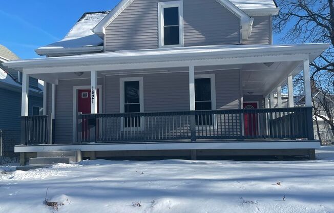 Fully Remodeled 4 Bedroom 2.5 Bathroom