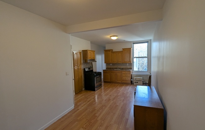 2 beds, 1 bath, $3,500, Unit 2R