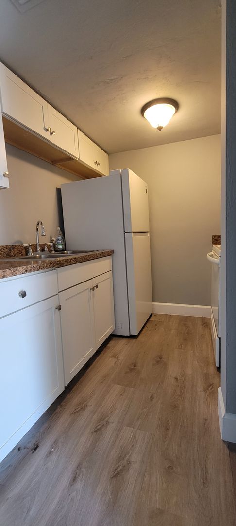 1 bed, 1 bath, 700 sqft, $975, Unit H