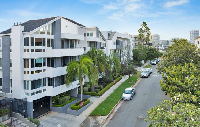 Holmby Street Luxury Investments LLC