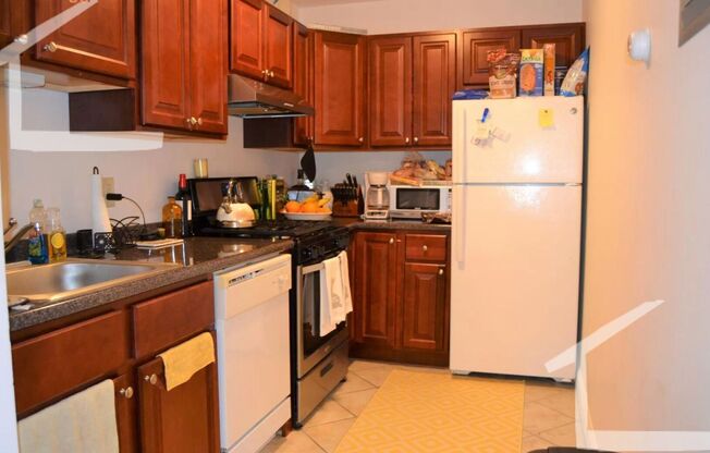 Great 2-bed with Pool!  Ht + HW Incl., 2 Parking Spots Included.  Cat Friendly