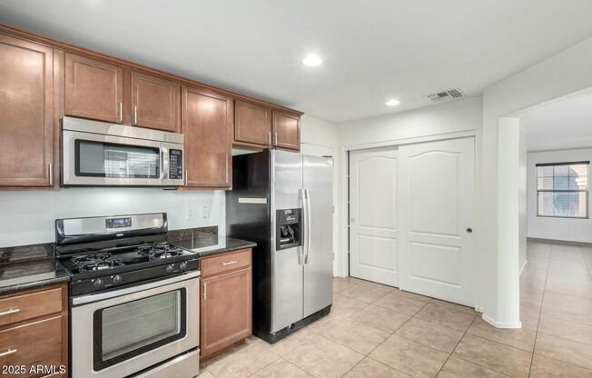 Beautiful 3 bedroom plus den, 2.5 bath home in Lyons Gate