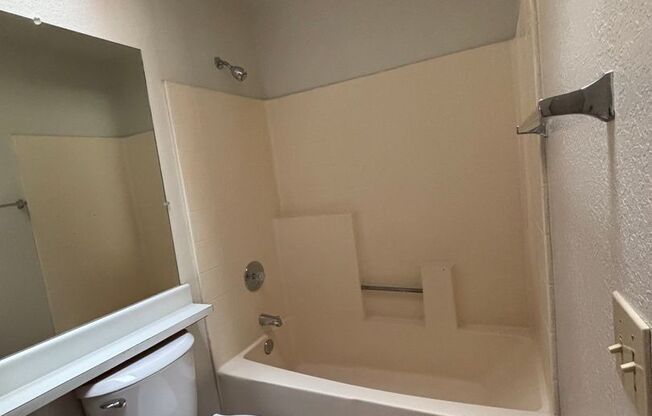 2 beds, 2 baths, 900 sqft, $2,200, Unit 08