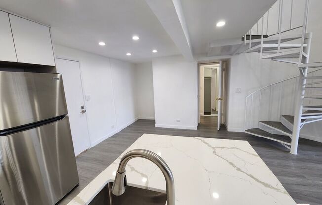 2 beds, 1 bath, 836 sqft, $3,700, Unit 555