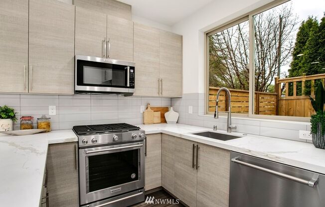 Beacon Hill Living: Contemporary Townhome with Rooftop Views