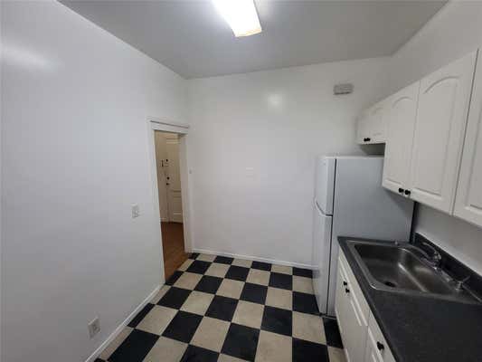 37 68 64 ST