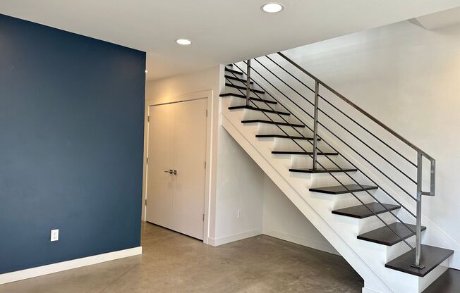 Charming and Bright: Rooftop Deck, Greenlake Proximity, and Easy Commuting, small pets welcome