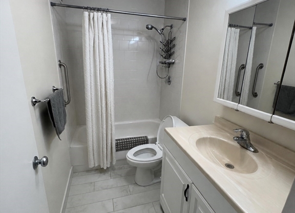 2 beds, 2 baths, 1,300 sqft, $4,000, Unit 1005