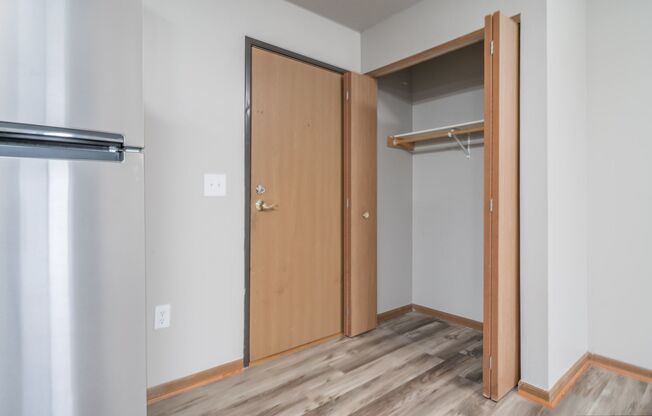 3 beds, 1 bath, 1,150 sqft, $1,599, Unit 1670 - 207