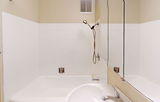 1 bed, 1 bath, 647 sqft, $2,000, Unit 403