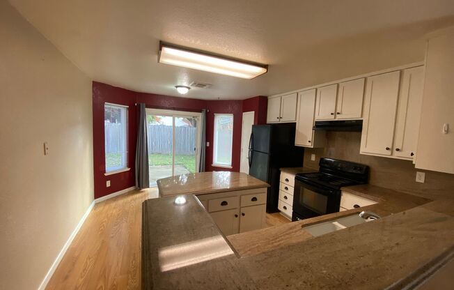 Spacious Halfplex in a Court