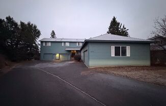 1073 NE HIDDEN VLY DR