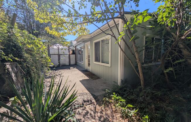 Large Bremerton Duplex Unit Available for Rent, Minutes from PSNS!