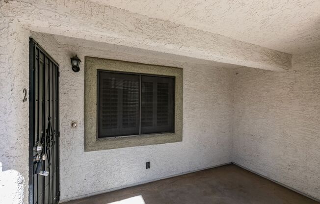 GORGEOUS 2 BEDROOMS CONDO*JUST COMPLETED UPGRADES*SOUTHWEST AREA*COMMUNITY AMENITIES*