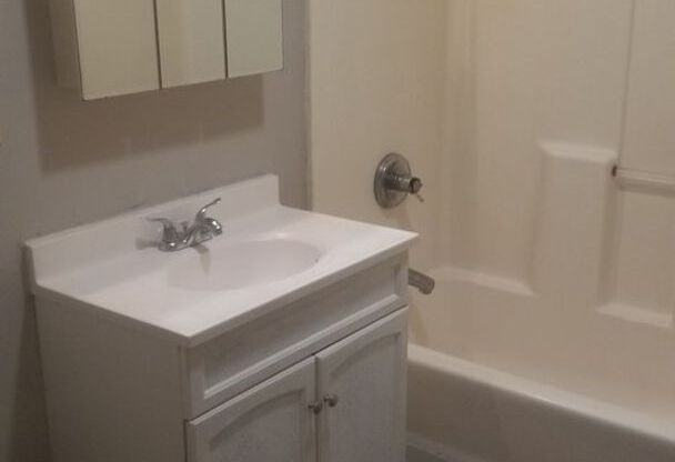2 beds, 1 bath, 870 sqft, $925, Unit 360 BB10