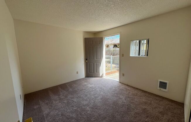 2 beds, 1 bath, 669 sqft, $1,245, Unit 33
