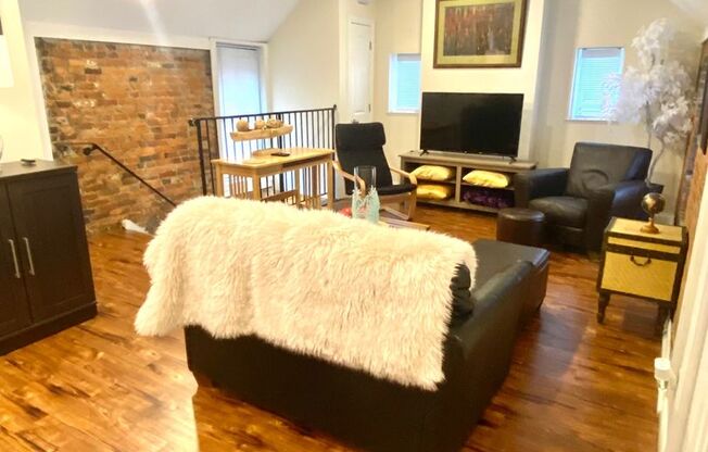 1 bed, 1 bath, 950 sqft, $1,675, Unit Carriage House Rear Upper - Furnished - Utilities Included