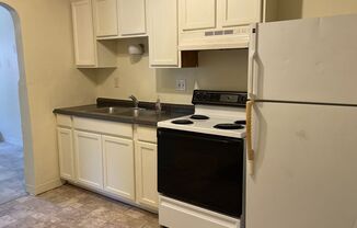 2 beds, 1 bath, $1,095, Unit 29 W. Main St. Apt. 4