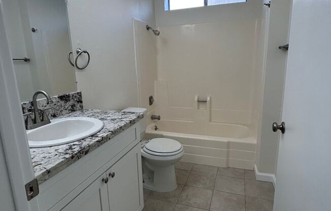 Studio, 1 bath, 400 sqft, $1,800, Unit 01