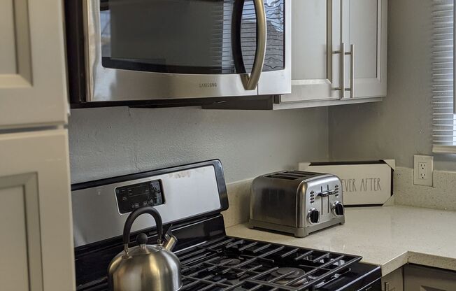 LB1027 - 1049 E. Hill St