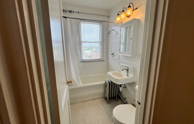 Studio, 1 bath, 440 sqft, $865, Unit 711