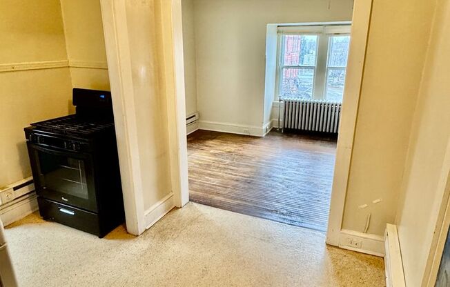 1 bed, 1 bath, $895, Unit 21-Apt 5