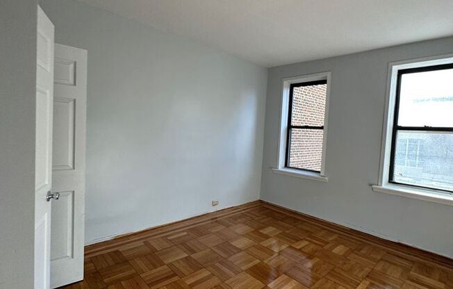 3 beds, 1 bath, $2,600, Unit 202