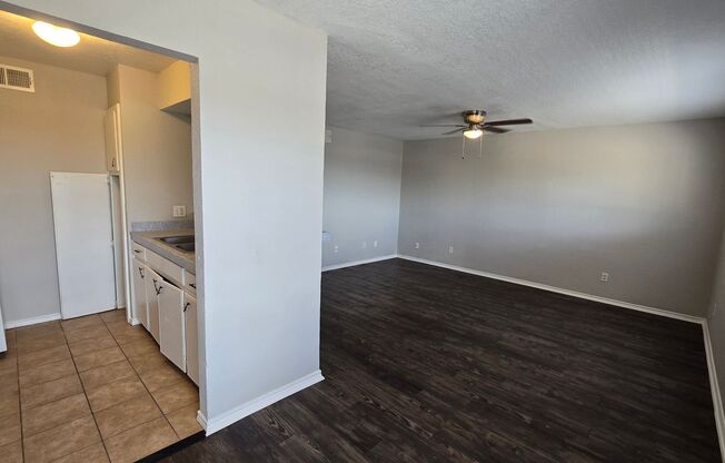 1 bed, 1 bath, 685 sqft, $800, Unit Unit 19