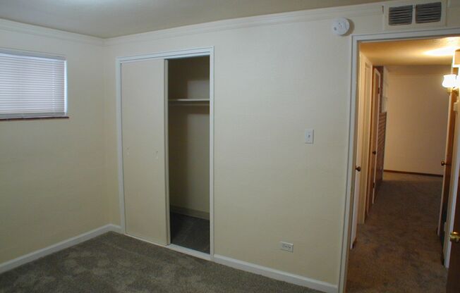 2 beds, 1 bath, 647 sqft, $875, Unit Apt B