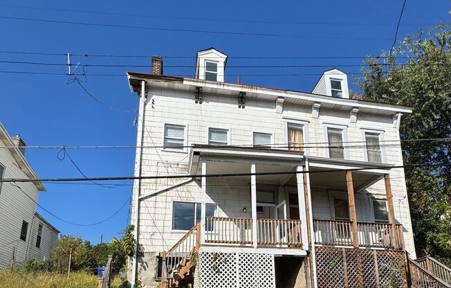 4 Bedroom 1 Bathroom in Fineview!