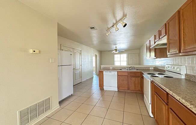 3 beds, 2 baths, 1,178 sqft, $925, Unit Apt B