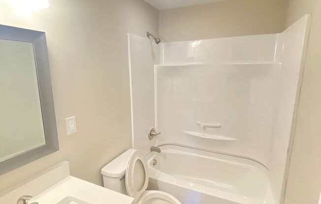 2 beds, 1.5 baths, 832 sqft, $1,050, Unit 809 Oakwood Villa