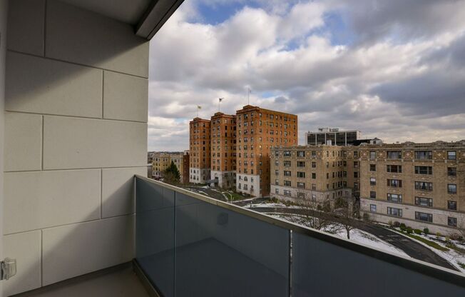 2 beds, 1 bath, $2,400, Unit 4A